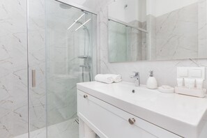 샤워 시설, 무료 세면용품, 타월, 화장지