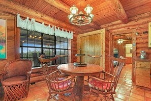 Dining - Rocky Mountain I Pet Friendly, Canyon Lake (New Braunfels)
