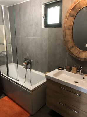 Secador de pelo, jabón, shampoo, papel higiénico