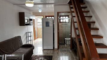 Apartamento básico | Área de estar | TV de tela plana, DVD player