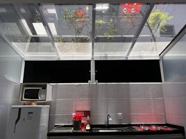 Refrigerador con freezer, microondas, licuadora, utensilios de cocina