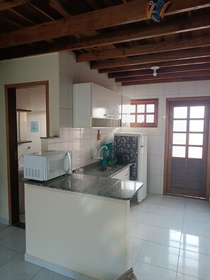Classic Apartment | Dapur peribadi | Peti sejuk/penyejuk beku saiz penuh, ketuhar gelombang mikro, pengisar