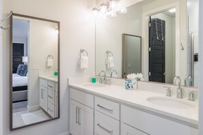 Combined shower/bathtub, hair dryer, towels