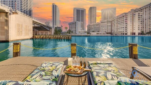 Pool - Spectacular Studio: Balcony View, Pool, Gym (Hallandale Beach)