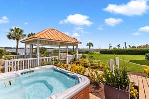 Tina de hidromasaje al aire libre