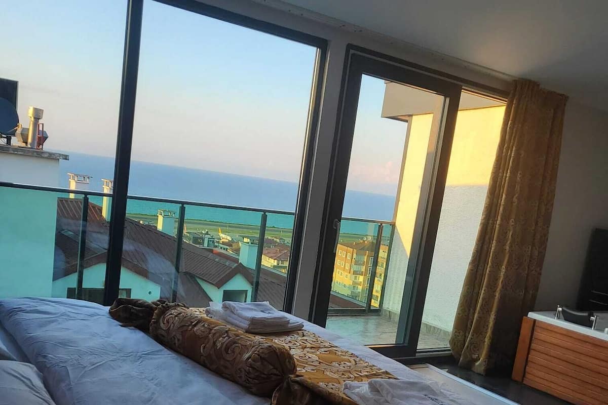 Deluxe Room, Jetted Tub, Sea View | 1 bedroom, laptop workspace, free WiFi, bed sheets