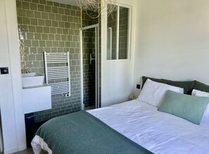 4 bedrooms, iron/ironing board, travel cot, free WiFi