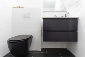 Baignoire, sèche-cheveux, serviettes fournies