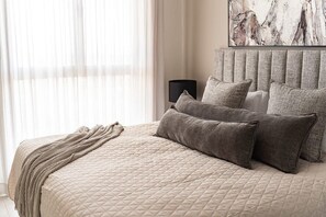 1 chambre, bureau, fer et planche à repasser, lit de bébé portatif