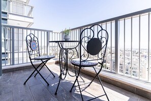 Outdoor dining - 1BDR Old City Views By Isrentals (Jerusalem)