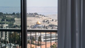 A view of a cityscape with a prominent golden dome structure, likely a significant landmark, and surrounding buildings. - Jerusalem 1BDR: Old City View By Isrentals (Jerusalem)