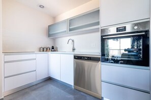 Een koelkast, een microgolfoven, een oven, een kookplaat