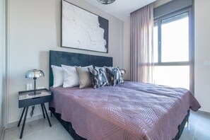 1 chambre, bureau, fer et planche à repasser, lit de bébé portatif