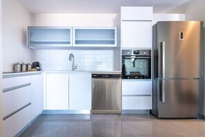 Kjøleskap, mikrobølgeovn, ovn og kokeplater