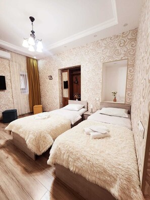 Habitación básica, 1 habitación, vistas a la montaña | 2 dormitorios, cortinas opacas, sistema de insonorización