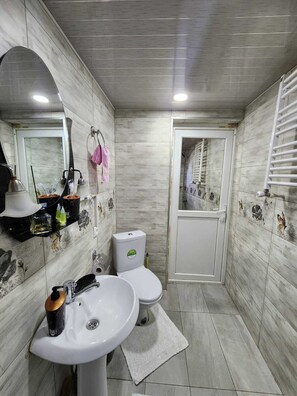Habitación básica, 1 habitación, vistas a la montaña | Baño | Secador de pelo, zapatillas, toallas y jabón