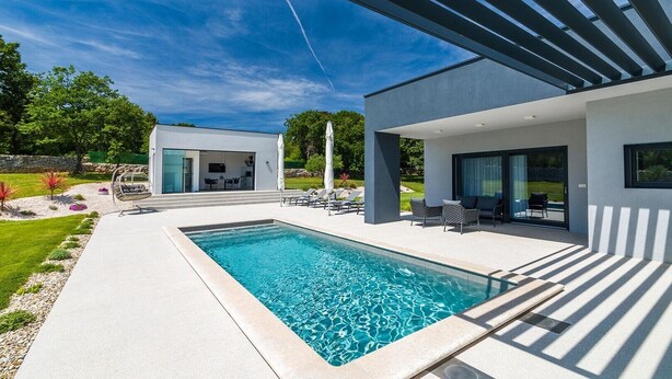 A modern house with a swimming pool, outdoor seating, and a covered patio area. - Villa Valinka Design (Golas)