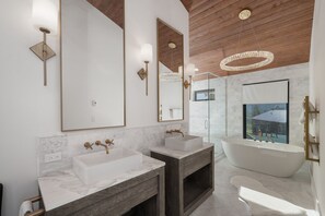 Cabaña, 4 habitaciones | Baño | Toallas, shampoo, papel de baño 