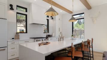 Cabin, 4 phòng ngủ | Bếp riêng | Tủ lạnh, lò nướng, dụng cụ pha cà phê/trà, lò nướng bánh mì