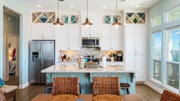 House, 4 Bedrooms | Private kitchen | Fridge, oven
