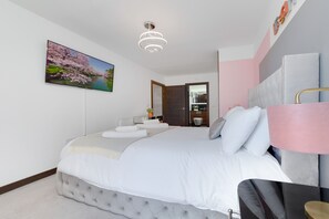 2 chambres, fer et planche à repasser, Wi-Fi, draps fournis