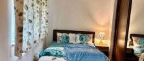 3 habitaciones, escritorio y tabla de planchar con plancha