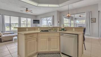 House, 3 Bedrooms | Private kitchen | Oven, coffee/tea maker, electric kettle, toaster