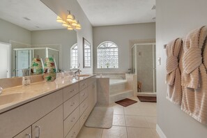 Casa, 3 habitaciones | Baño | Toallas y shampoo 