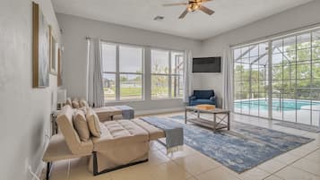 Nhà, 3 phòng ngủ | Khu phòng khách | Smart TV