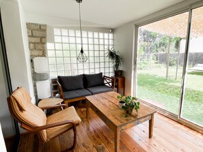 Een televisie en een stereo