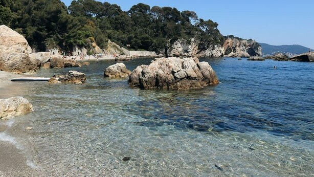 A clear coastal area with rocky formations and trees. - Villa Accueillante et Familiale (La Garde)