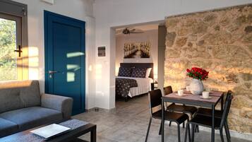 Superior-Apartment, 1 Queen-Bett und Schlafsofa, Meerblick, Bergseite | Innenbereich