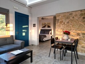 Superior-Apartment, 1 Queen-Bett und Schlafsofa, Meerblick, Bergseite | Innenbereich