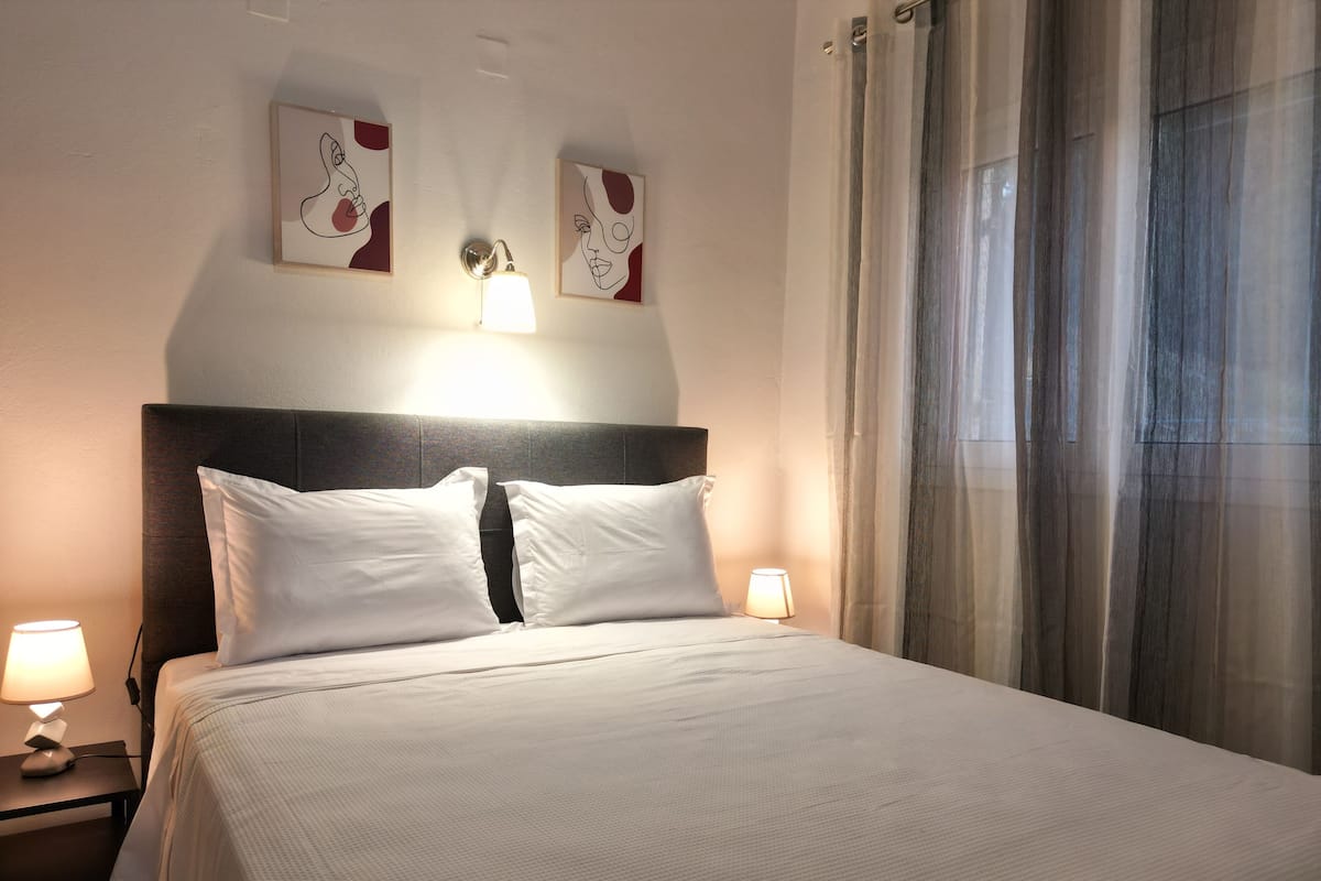 Exclusief appartement, 1 queensize bed met slaapbank, uitzicht op zee, uitzicht op gebergte | 1 slaapkamer, individueel gemeubileerd, verduisterende gordijnen