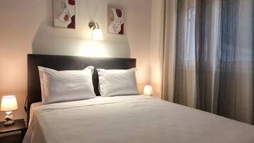 Exclusive-Apartment, 1 Queen-Bett und Schlafsofa, Meerblick, Bergseite | 1 Schlafzimmer, individuell eingerichtet, Verdunkelungsvorhänge