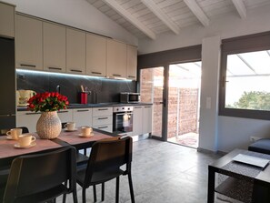 Refrigerador con freezer, horno, tetera/pava eléctrica