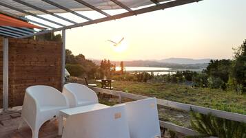 Superior-Apartment, 1 Queen-Bett und Schlafsofa, Meerblick, Bergseite | Terrasse/Patio