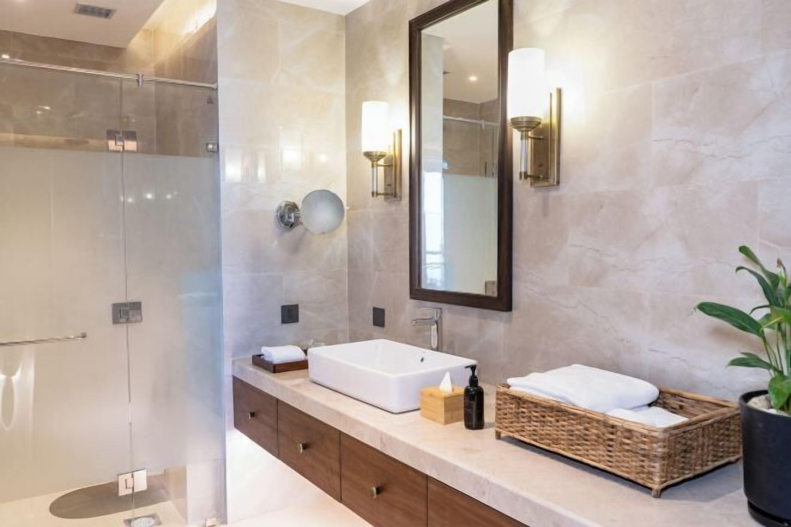 Kylpyhuone | Sadesuihkupää, ilmaiset hygieniatuotteet, hiustenkuivaaja, kylpytakit