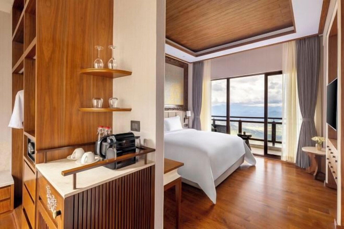 Minibar, in-room safe, laptop workspace, blackout drapes