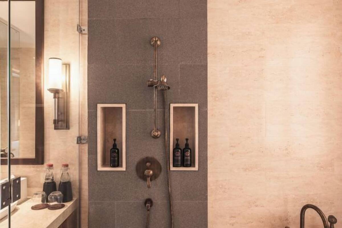 Rainfall showerhead, free toiletries, hair dryer, bathrobes