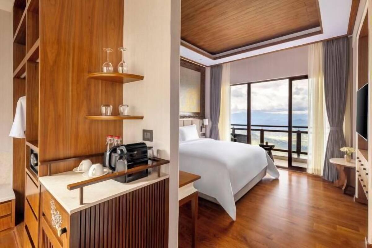 Minibar, in-room safe, laptop workspace, blackout drapes