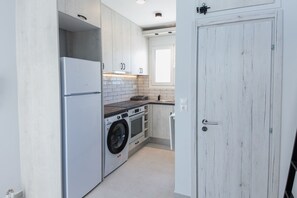 Estudio | Cocina privada | Refrigerador con congelador, horno y utensilios de cocina 