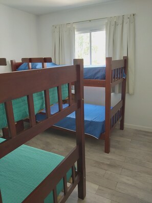 A room with bunk beds, a window with curtains, and a tiled floor. - Departamento Nuevo Ideal Familia, Mendoza, a Minutos del Centro (Godoy cruz)