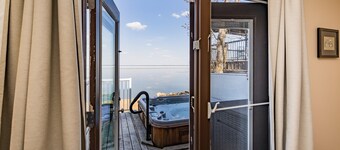 Lake front cabin w/hot tub & firepit, close to The Village at Pigeon Lake.