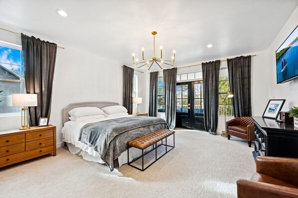 4 bedrooms, desk, iron/ironing board, travel cot - Walk to Northern Haus  -Luxury - The Sister Bay Haus (Sister Bay)