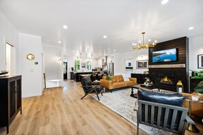 Smart-TV, Kamin, Videospiele, DVD-Player