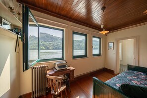 3 bedrooms, free WiFi, bed sheets - Feel Discovery Casa do Rio Douro Valley (Ribadouro)