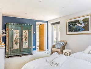 2 bedrooms, iron/ironing board, free WiFi, bed sheets - Charming Cottage with Garden - Pass the Keys (Chichester)