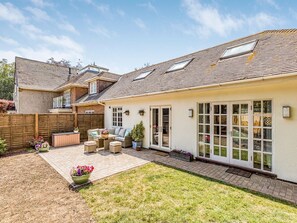 Exterior - Charming Cottage with Garden - Pass the Keys (Chichester)