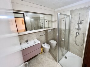 Dusche, Regendusche, Bidet, Seife